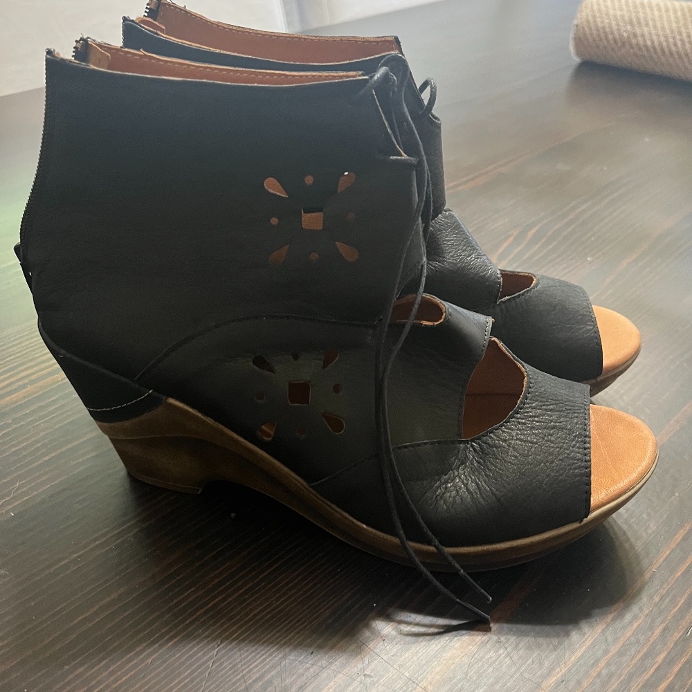 Duno Ricci Black Leather Wedge Bootie